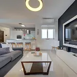 Homey & Modern 2br In An Amazing Location By 360 Estates Διαμέρισμα