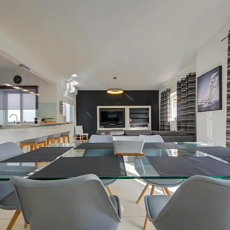 Homey & Modern 2br In An Amazing Location By 360 Estates Apartment *